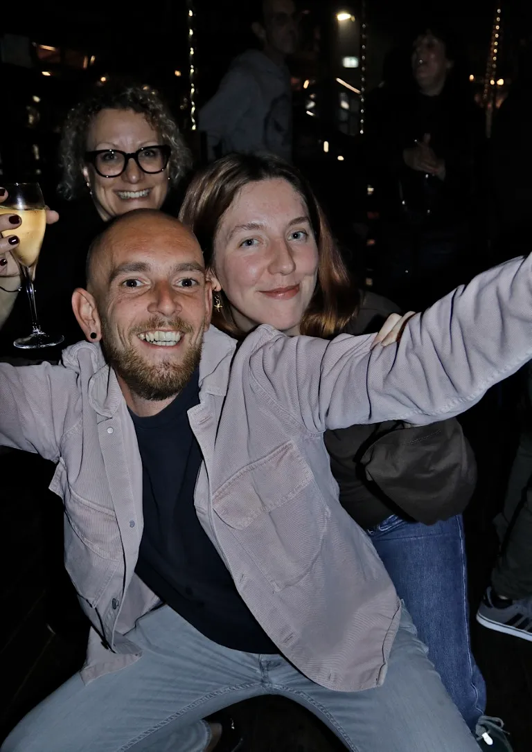 mensen aan het lachen en poseren op de jaarmarkt van Rode